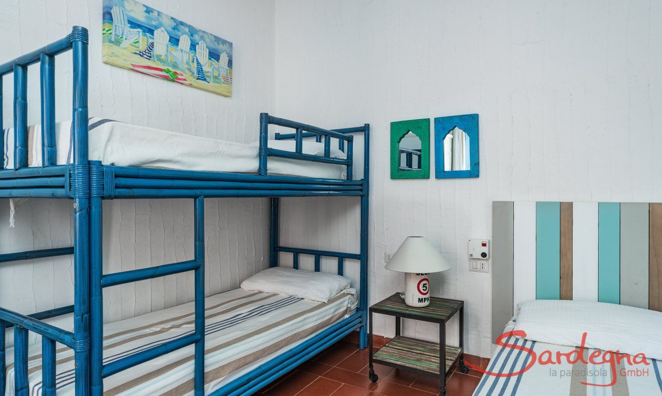 Casa 17 | Schlafzimmer 2 mit einem Hochbett und einem Einzelbett Casa 17, Sant Elmo, Südsardinien