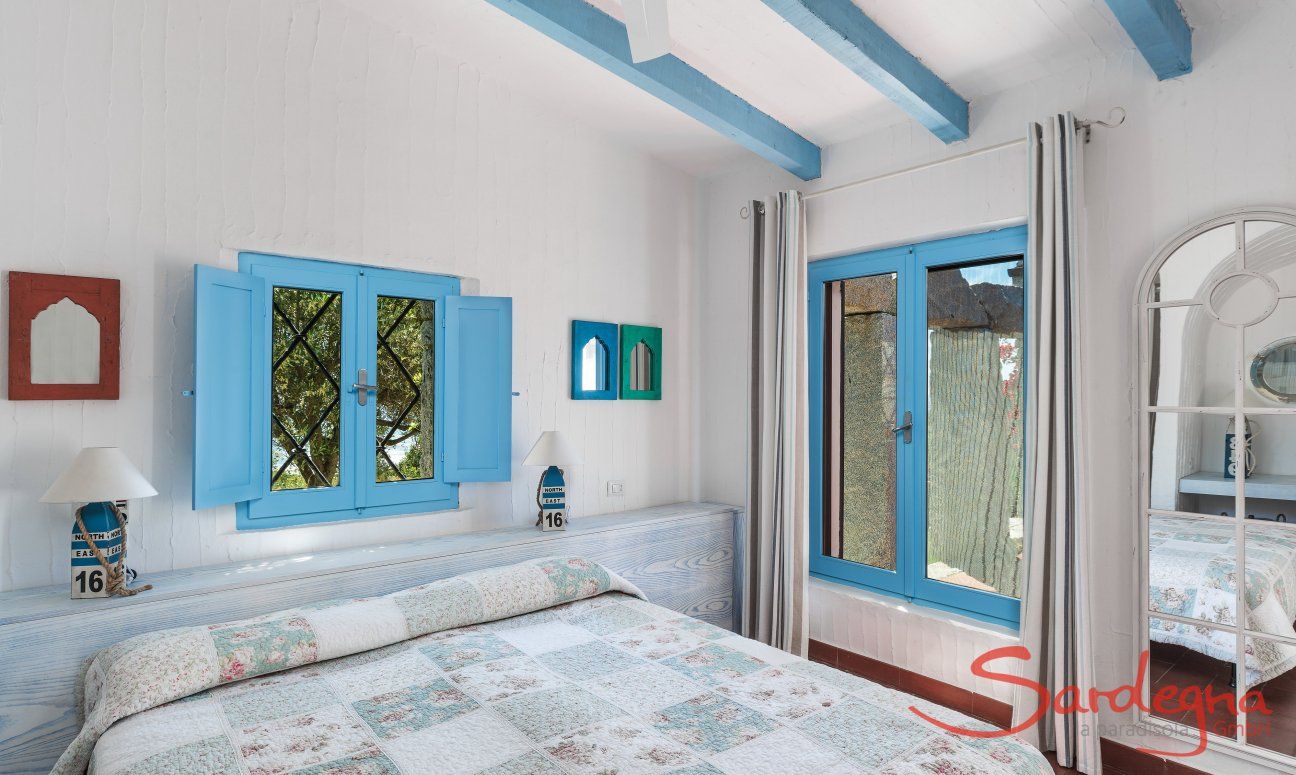 Casa 17 | Schlafzimmer 1 mit Doppelbett und Gartenblick Casa 17, Sant Elmo, Südsardinien