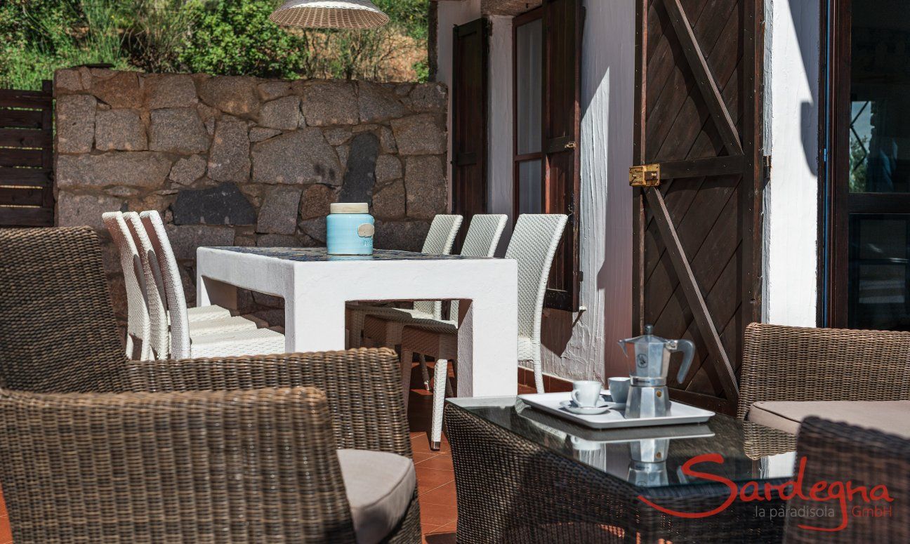 Casa 17 | Terrase mit praktischem Aussensofa und Esstisch Casa 17, Sant Elmo, Südsardinien
