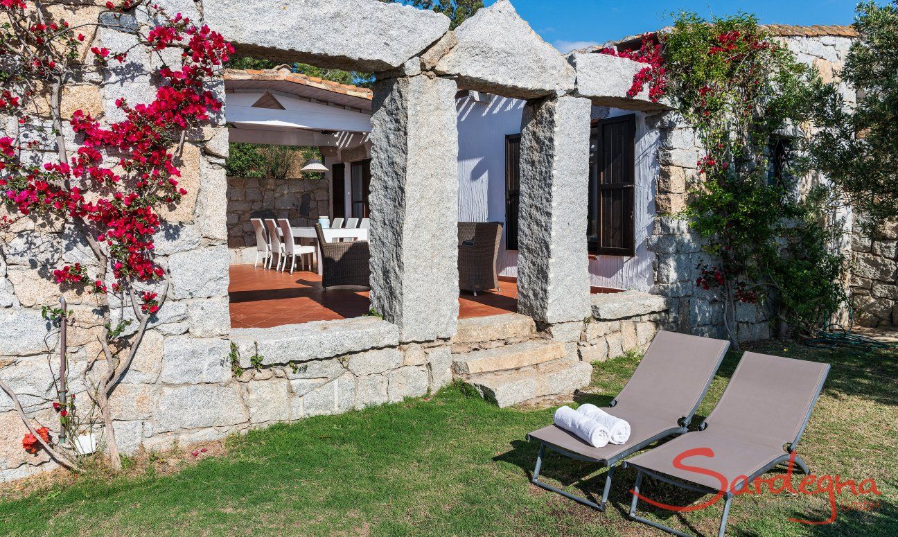 Casa 17 | Garten mit Sonnenliegen und Terrassenaufgang Casa 17, Sant Elmo, Südsardinien