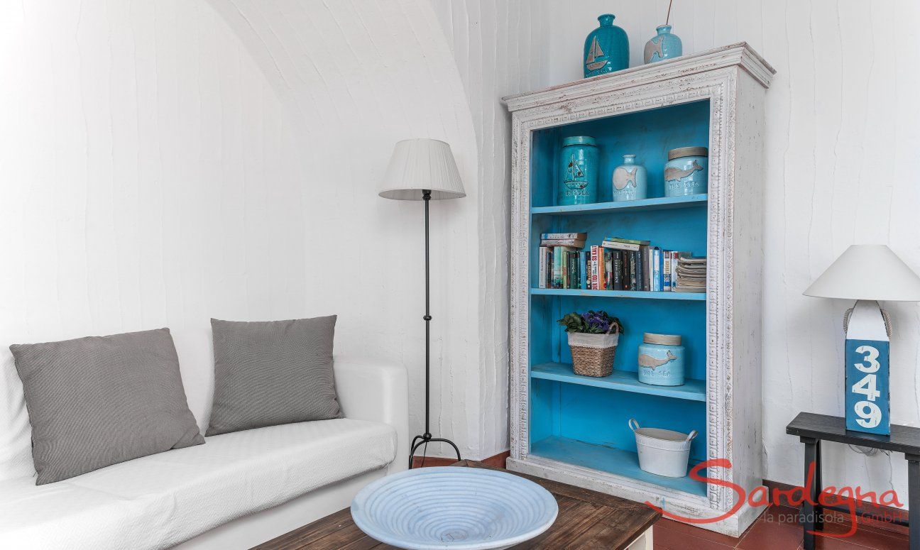 Casa 17 | Wohnzimmer mit gemütlichem Sofa und Regal Casa 17, Sant Elmo, Südsardinien
