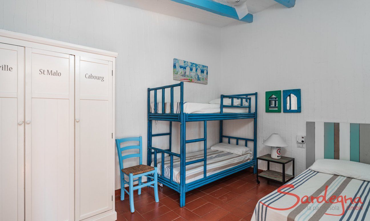 Casa 17 | Schlafzimmer 2 mit einem Hochbett und einem Einzelbett Casa 17, Sant Elmo, Südsardinien