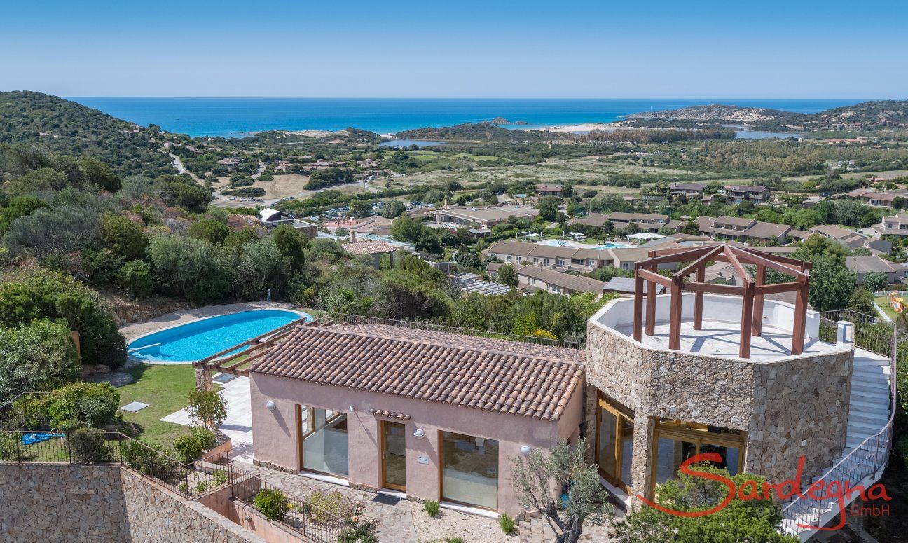 Villa Torretta Chia | Luftansicht des Hauses mit Meerblick Luftansicht Torretta Chia