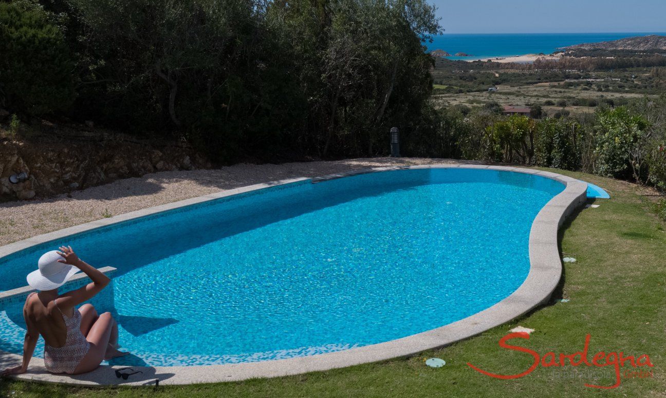 Villa Torretta Chia | Infinity Pool mit Meerblcik Luftansicht Torretta Chia
