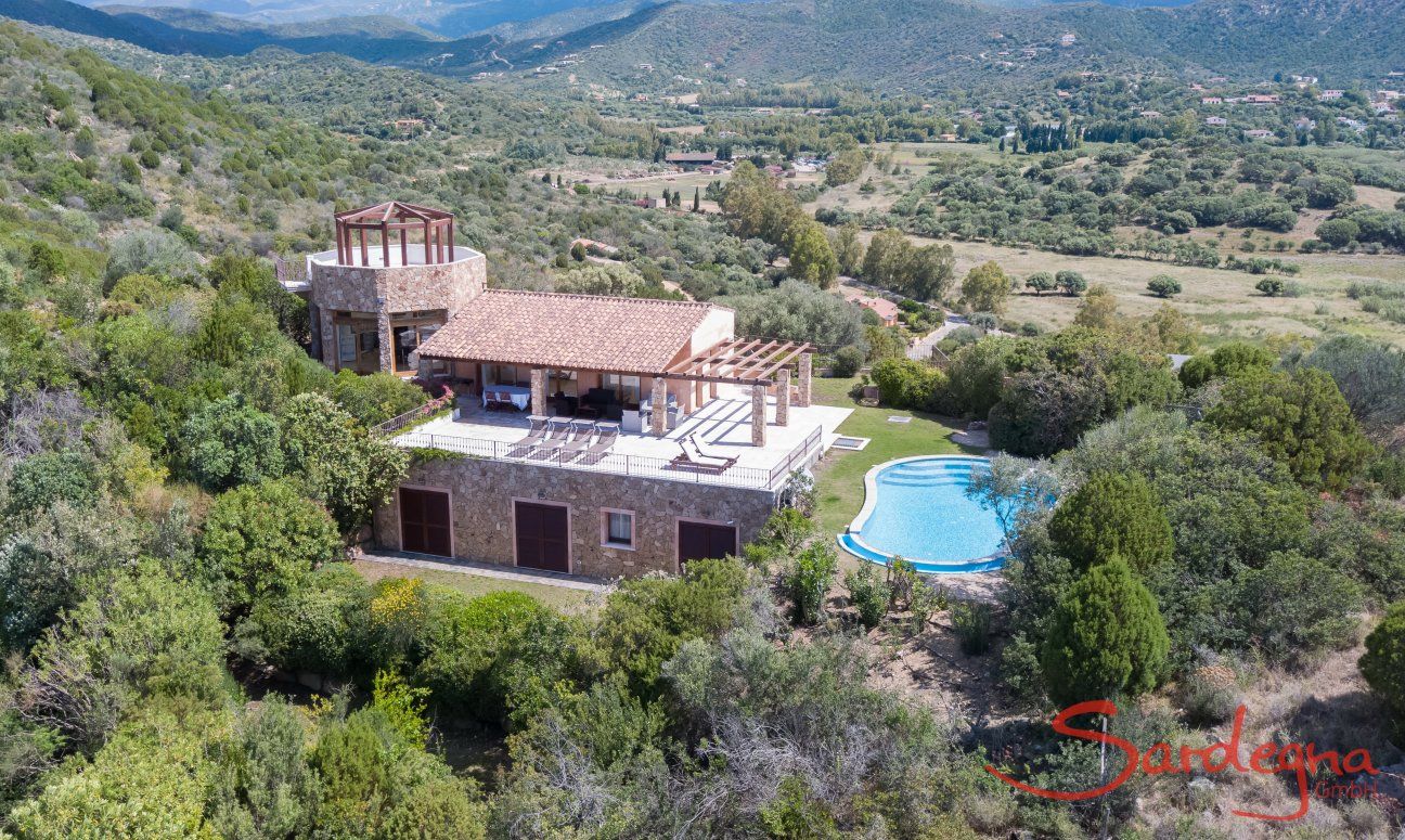 Villa Torretta Chia | Luftansicht des Hauses mit Garten und Pooll Luftansicht Torretta Chia