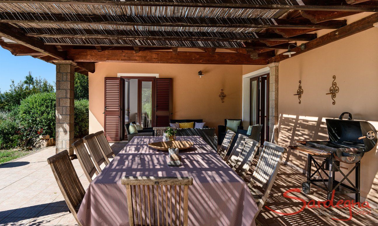 Villa Isabelle | Schattiger Terrasse mit großem Tisch zum Essen im Freien Villa Isabelle, Torresalinas