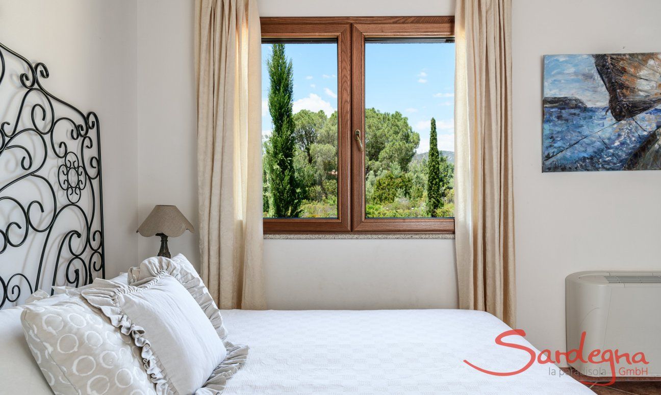 Villa Isabelle | Schafzimmer 4 mit Doppelbett und Gartenblick Villa Isabelle, Torresalinas