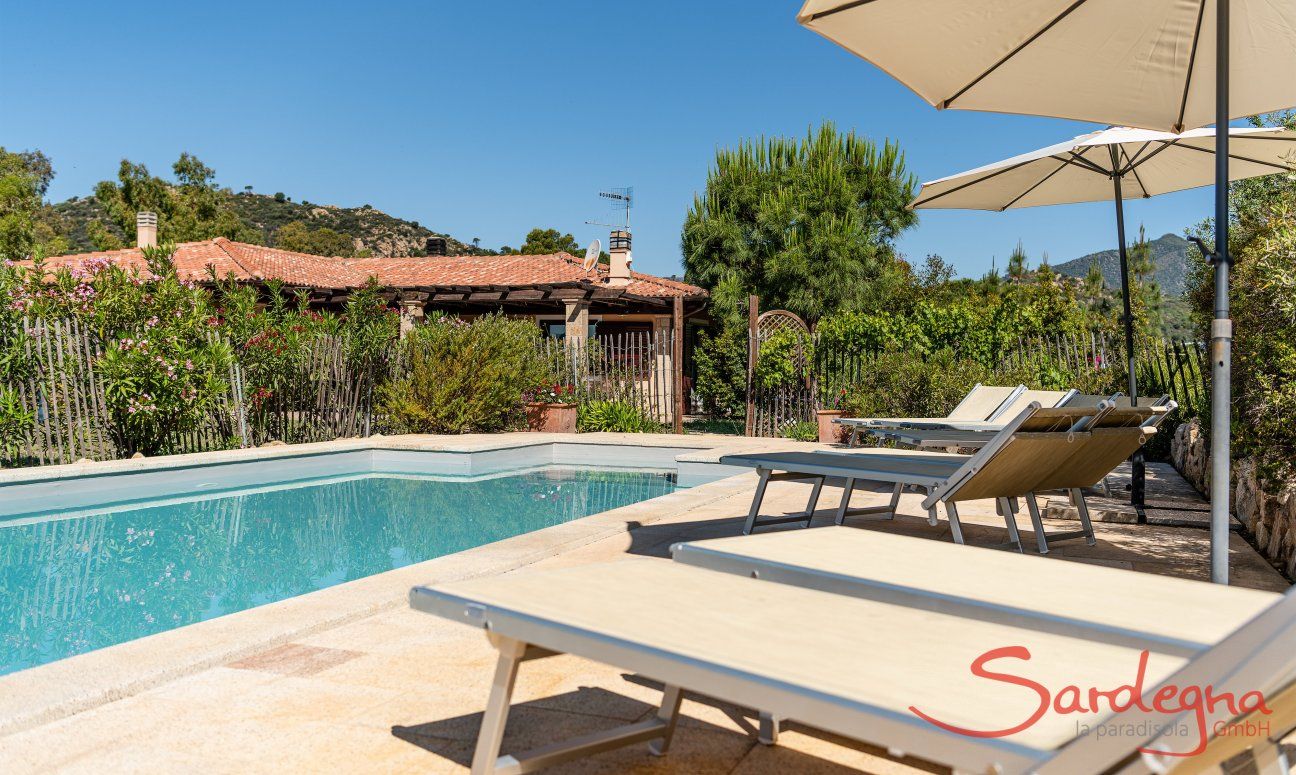 Villa Isabelle | Praktische Sonnenliegen und Schirm am privaten Pool Villa Isabelle, Torresalinas