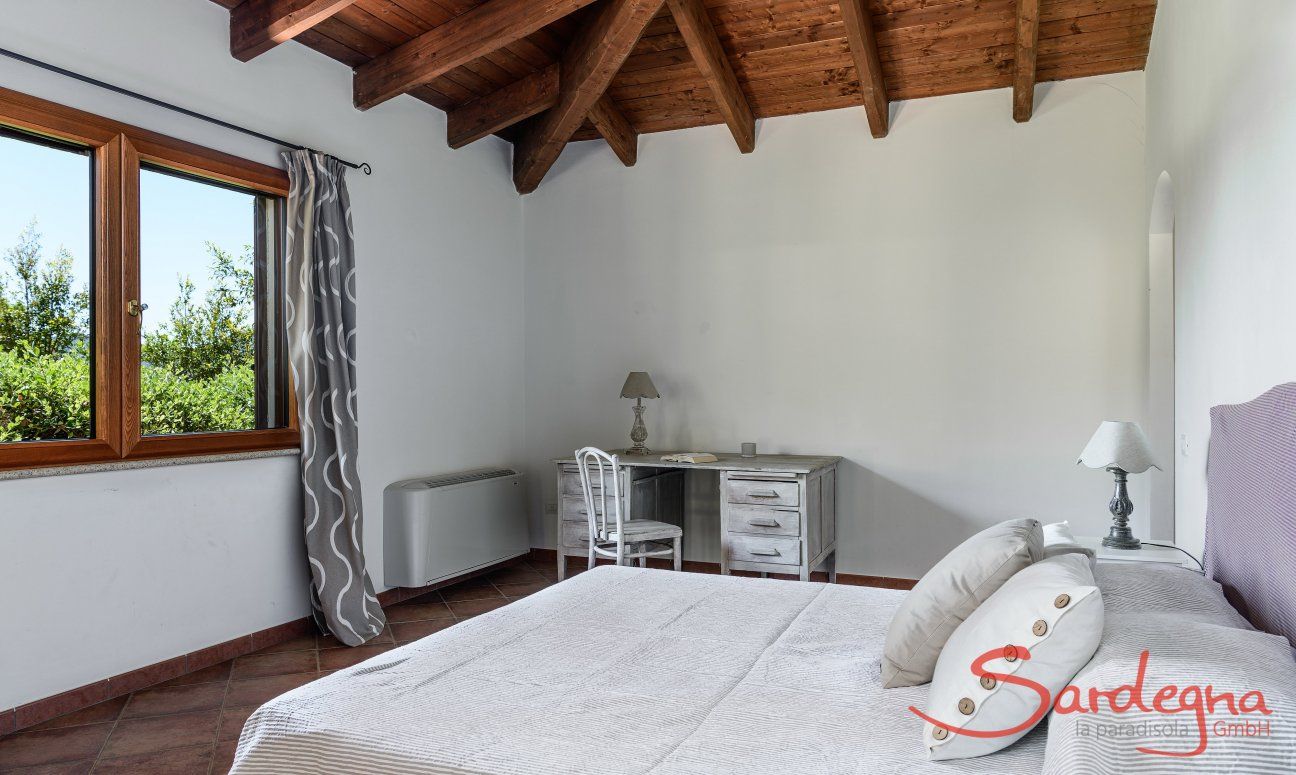 Villa Isabelle | Schlafzimmer 5 mit Blick ins Grüne, ausgestattet mit Schreibtisch und Heizung Villa Isabelle, Torresalinas
