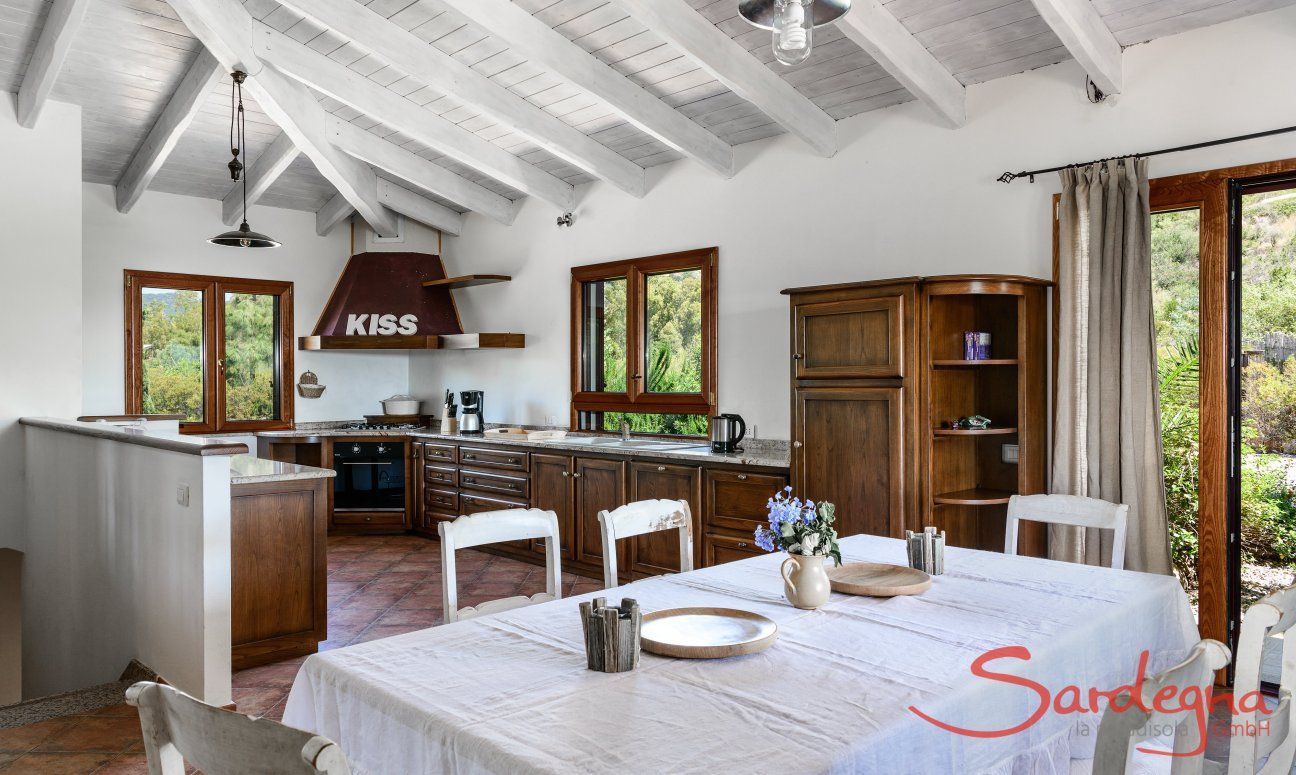 Villa Isabelle | Esstisch und große Küche im Landhausstil Villa Isabelle, Torresalinas