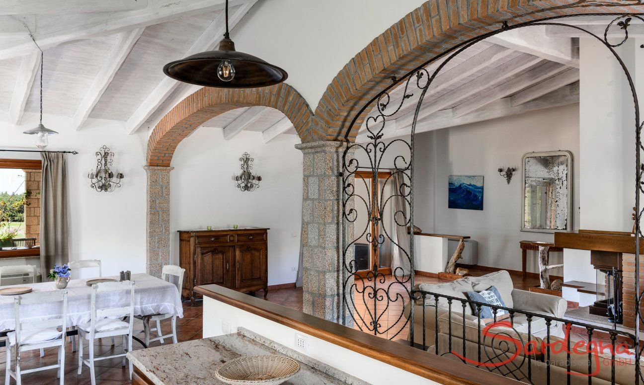 Villa Isabelle | Großer Saal in Essbereich und Wohnbereich aufgeteilt Villa Isabelle, Torresalinas