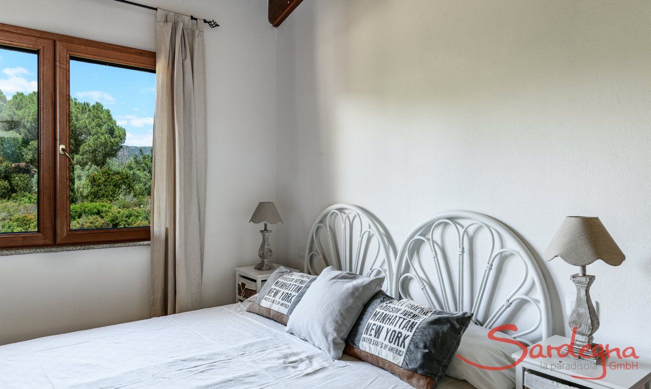 Villa Isabelle | Schlafzimmer 3 mit zwei zusammenstellbaren Einzelbetten und Blick ins Grüne Villa Isabelle, Torresalinas