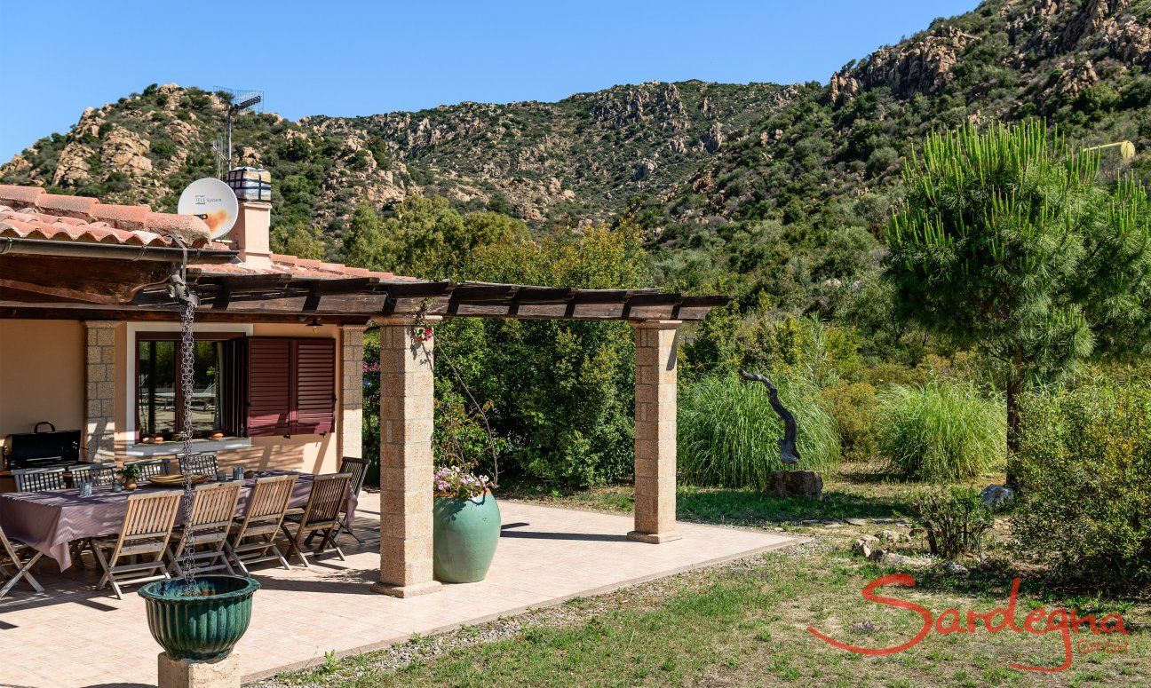 Villa Isabelle | Terrasse mit großem, überdachten Tisch zum Essen im Freien Villa Isabelle, Torresalinas