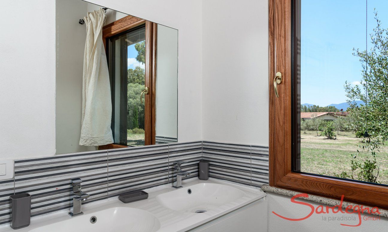 Villa Isabelle | Bad 2 mit doppeltem Waschbecken und Blick ins Grüne Villa Isabelle, Torresalinas