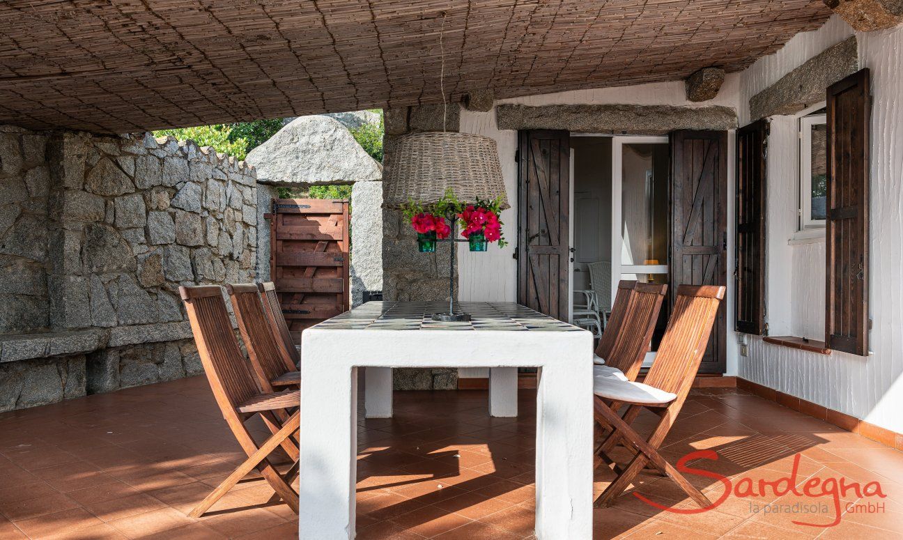 Casa 23 | Überdachter Tisch auf der Terrasse zum Essen im Freien Casa 23, Sant Elmo