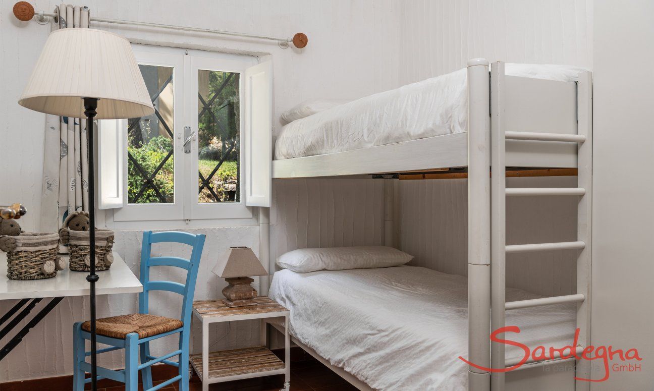 Casa 23 | Schlafzimmer 2 mit Hochbett, Schreibtisch und Gartenblick Casa 23, Sant Elmo