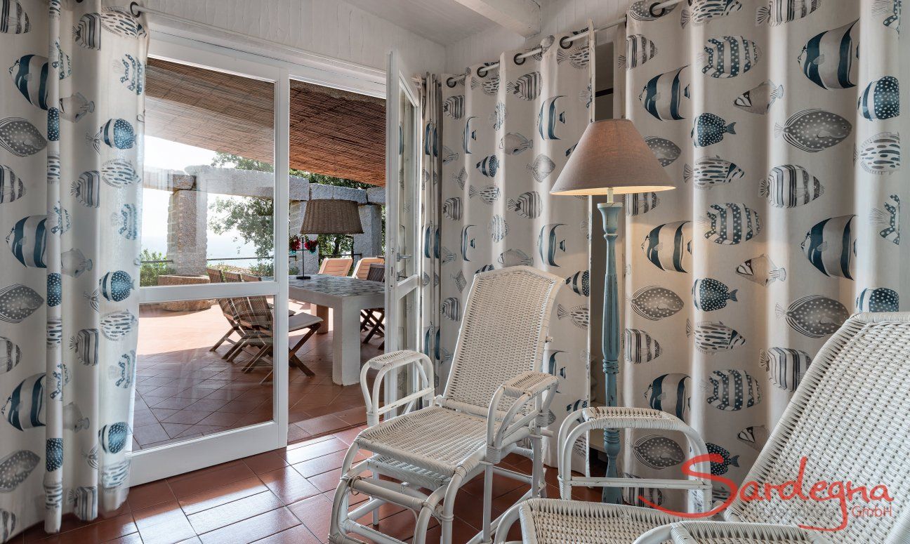 Casa 23 | Blick vom Schlafzimmer 1 auf die teilüberdachte Terrasse mit großem Esstisch Casa 23, Sant Elmo