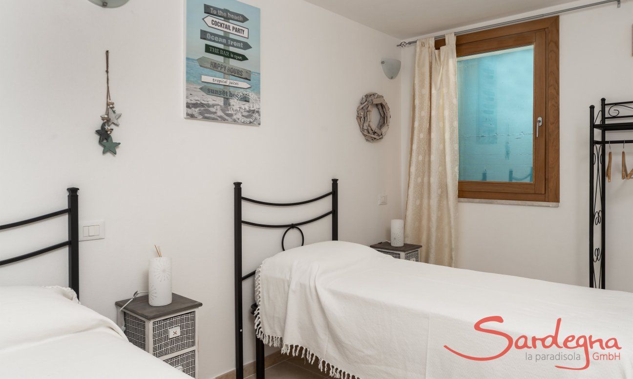 Villa del Campo | Schlafzimmer 5 mit zwei zusammenstellbaren Einzelbetten im UG Villa del Campo, Is Molas, Pula