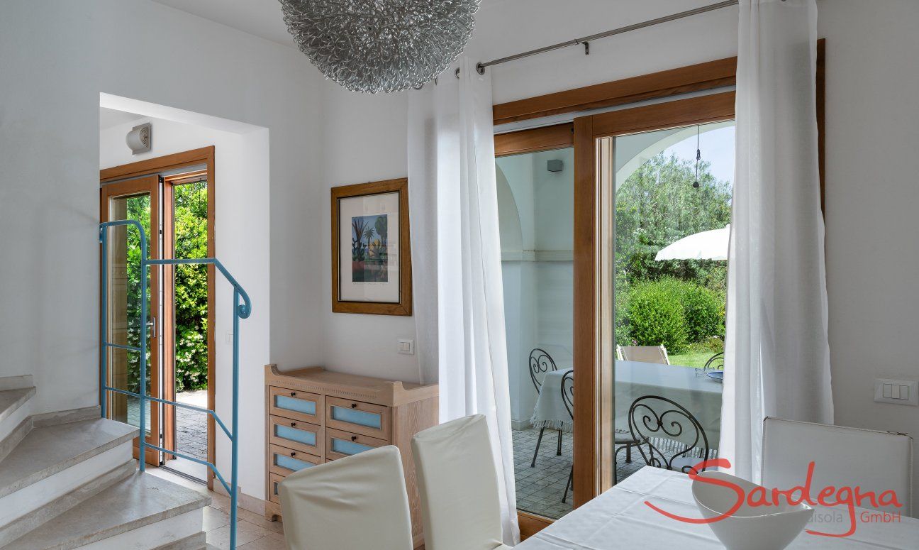 Villa del Campo | Wohnzimmer und Küche haben große Fenstertüren zur Terrasse und zum Pool Villa del Campo, Is Molas, Pula