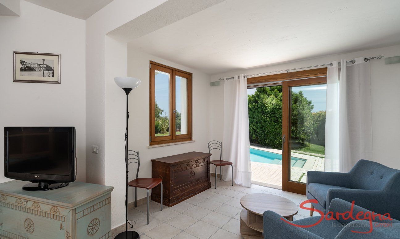 Villa del Campo | Blick aus dem Wohnzimmer zum Pool und Garten Villa del Campo, Is Molas, Pula