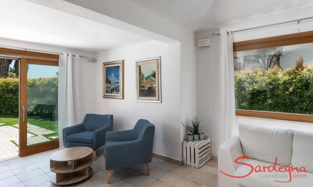 Villa del Campo | Wohnzimmer mit großen Fenstern und gemütlichen Lesesesseln Villa del Campo, Is Molas, Pula