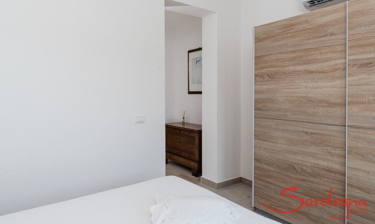Villa del Campo | Schlafzimmer 2 im ersten Stock mit Doppelbett und Klimaanlage Villa del Campo, Is Molas, Pula