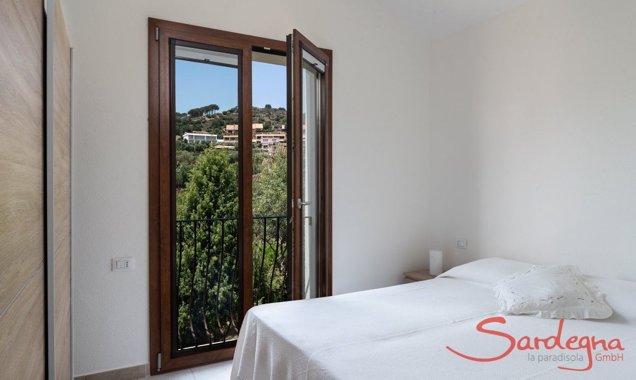 Villa del Campo | Schlafzimmer 2 im ersten Stock mit Blick auf die Hügel von Is Molas Villa del Campo, Is Molas, Pula