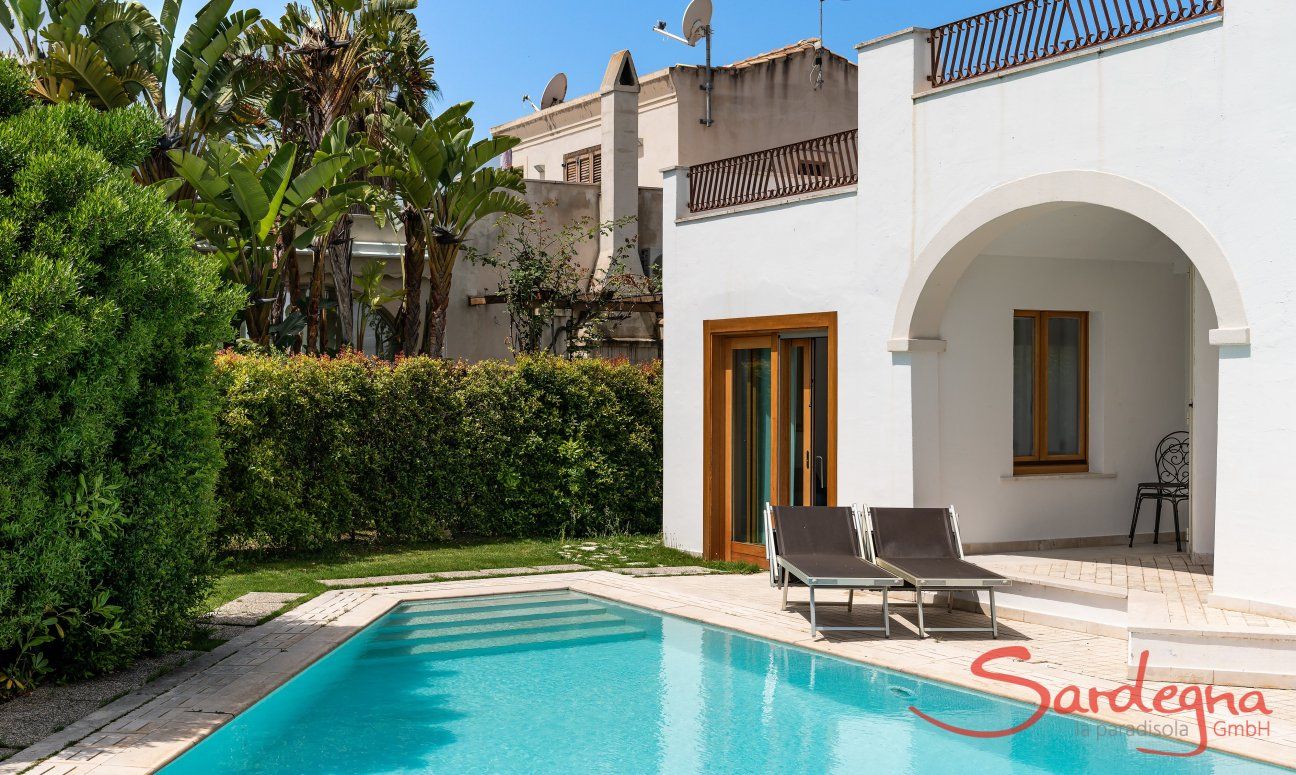 Villa del Campo | Pool und Tür zum Wohnzimmer Villa del Campo, Is Molas, Pula