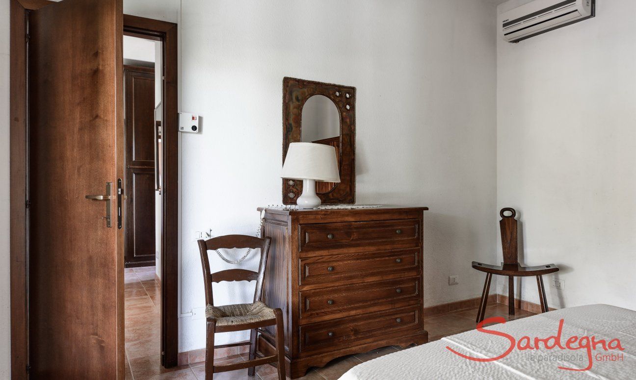 Villa Palme | Schlafzimmer 2 mit Doppelbett und Klimaanlage Villa Palme, Costa Rei