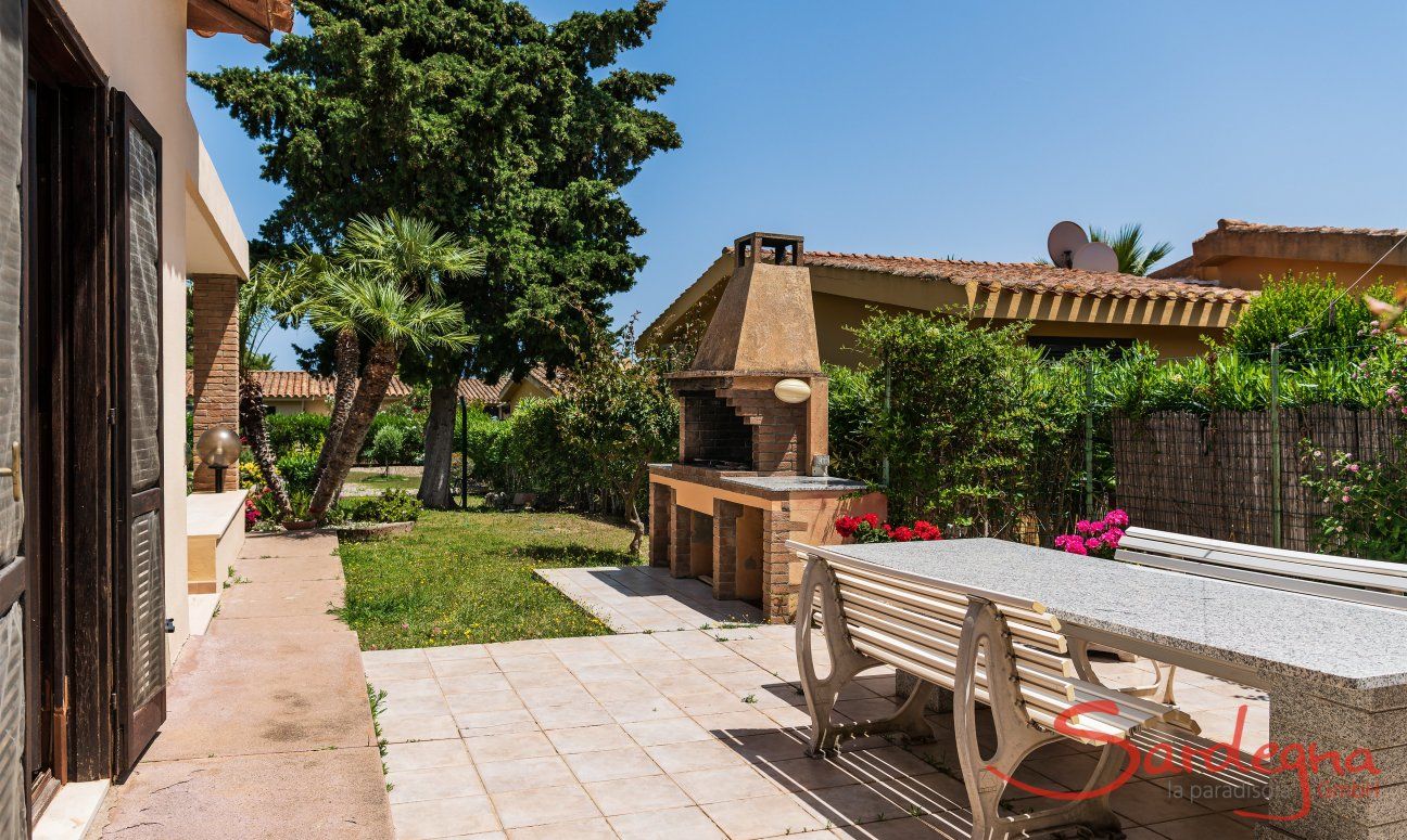 Villa Palme | Seitlicher Garten mit Granittisch und Barbeque zum leckeren Essen Villa Palme, Costa Rei