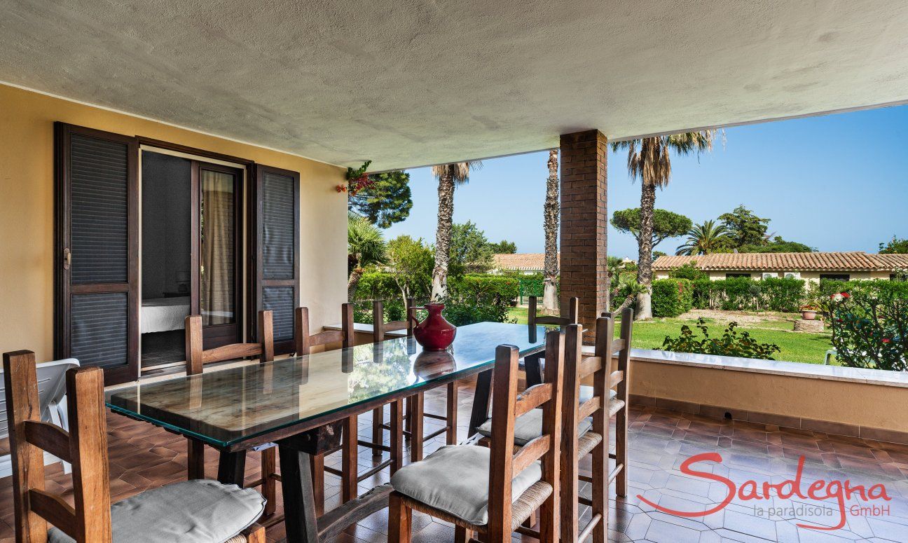 Villa Palme | Esstisch auf der überdachten Terrasse Villa Palme, Costa Rei