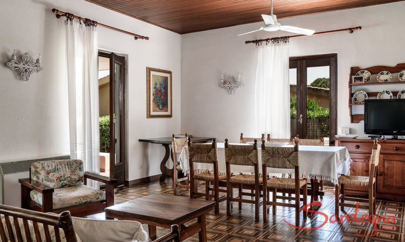 Villa Palme | Essbereich mit großem Tisch und Zugang zum Garten Villa Palme, Costa Rei