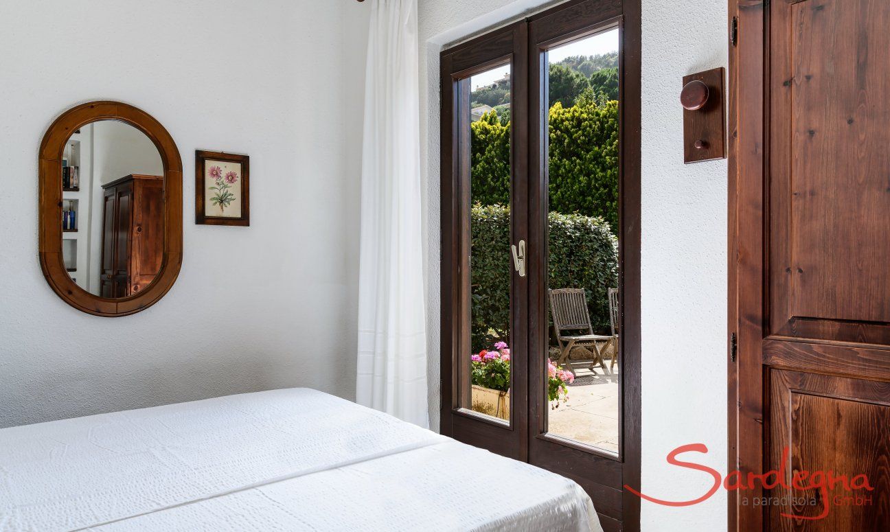 Villa Palme | Schlafzimmer 3 mit Doppelbett und Terrassentür Schlafzimmer Villa Palme, Costa Rei