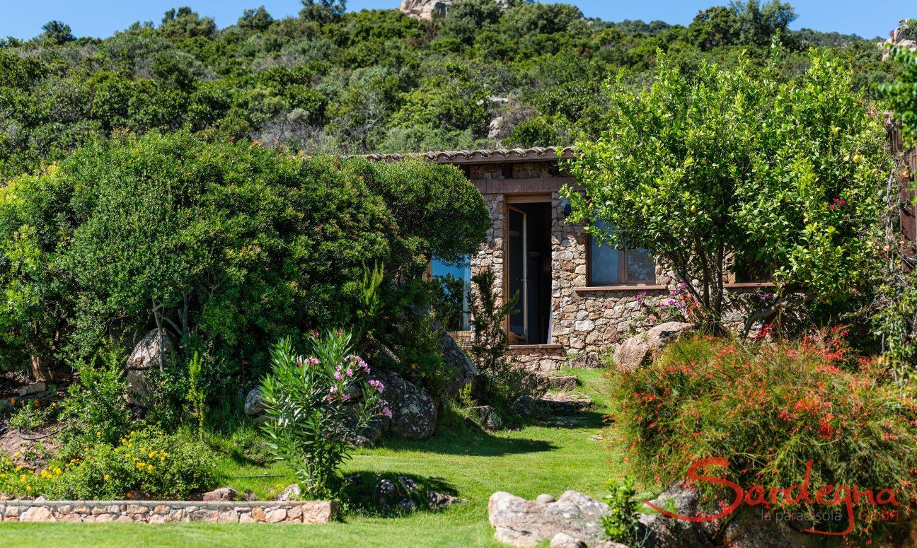 Villa Su Tauloni | Zugang vom grünen Garten zu einem der Schlafzimmer Villa Su Tauloni, Is Molas, Südsardinien