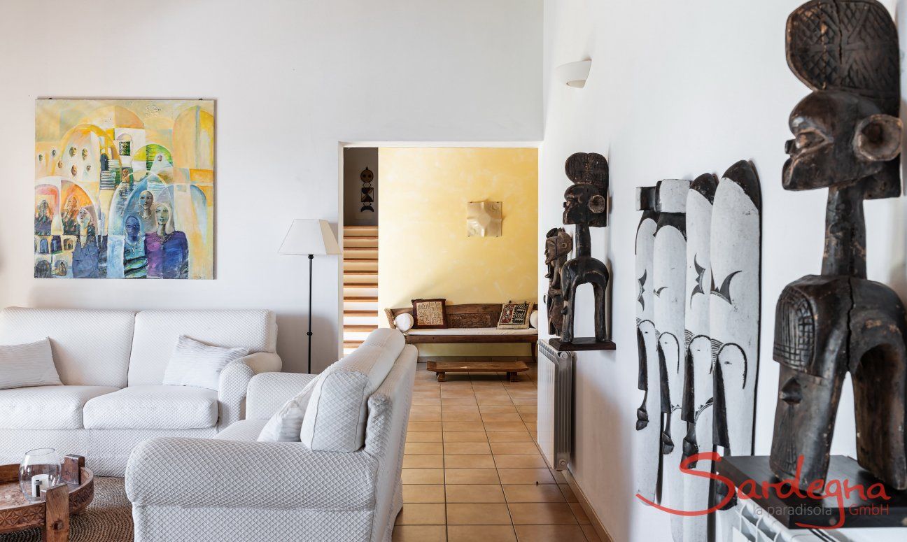 Villa Su Tauloni | Wohnzimmer mit Einrichtungsartikeln aus aller Welt Villa Su Tauloni, Is Molas, Südsardinien
