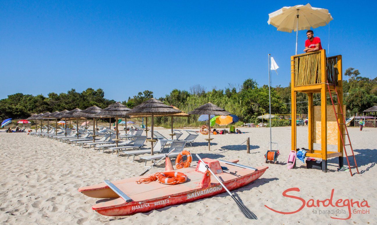 Strand von Orrì mit Strandliegen und Bademeister