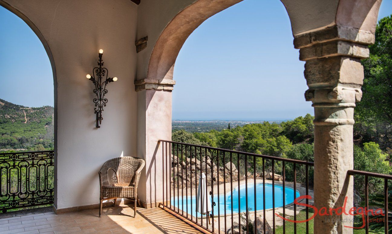 Villa Fiorita | Überdachte Panoramaterrasse mit Blick zum Pool und übers Tal bis zum Meer Hausdarstellung