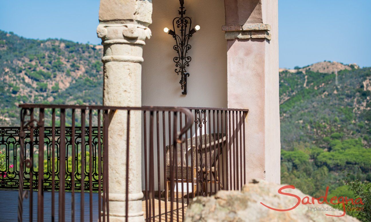 Villa Fiorita | Die rustikalen, architektonischen Elemente schmiegen sich perfekt in die Natur ein Hausdarstellung
