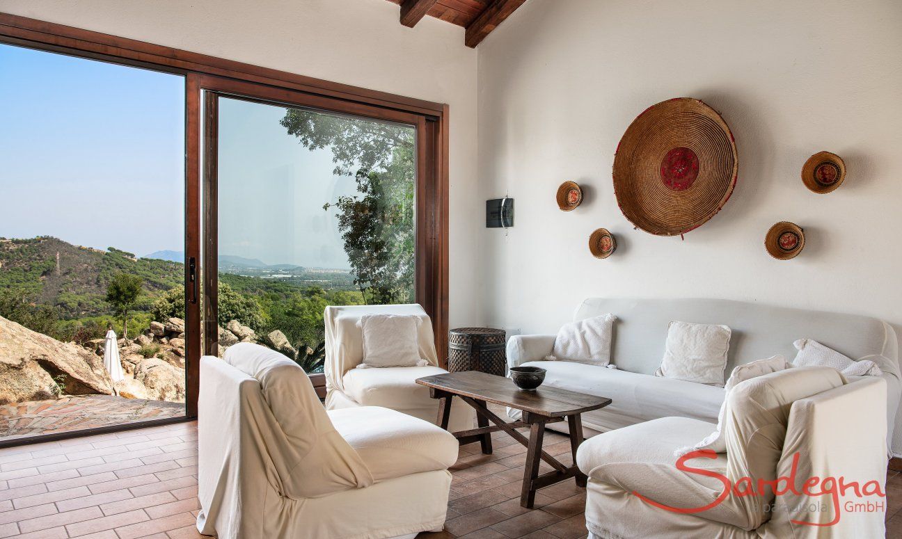 Villa Fiorita | Gemütliche Sitzgruppe im Wohnzimmer mit Blick zum Pool und ins Tal Hausdarstellung