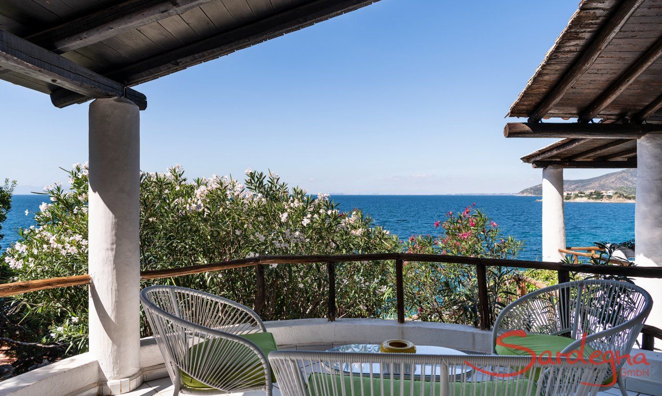Villa Bella | Gemütliches Sofa auf der überdachten Terrasse mit Meerblick Terrasse