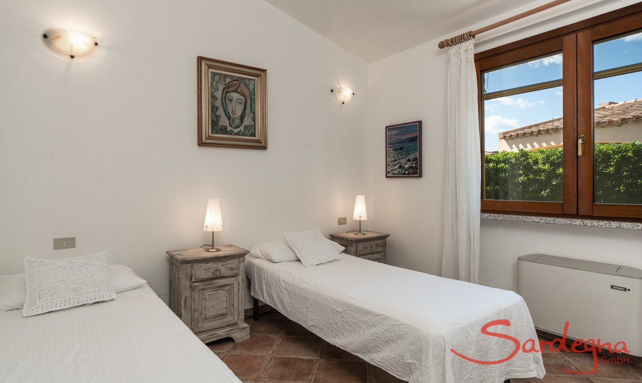 Villa Tiziana 11 | Schlafzimmer 2 mit zwei Einzelbetten, die zusammengestellt werden können und mit Blick in den Garten Hausdarstellung