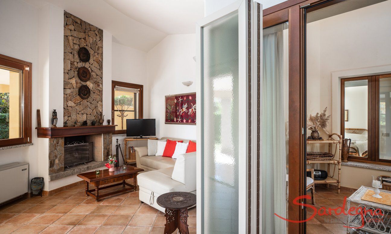 Villa Tiziana 11 | Von der Sofaecke kommt man in den überdachten Innenhof Hausdarstellung