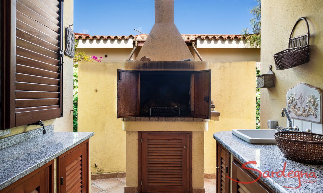 Villa Tiziana 11 | Der gemauerte Barbecue direkt neben dem Haus und einer praktischen Arbeitsplatte mit Spülbecken lädt zum Grillen ein Hausdarstellung