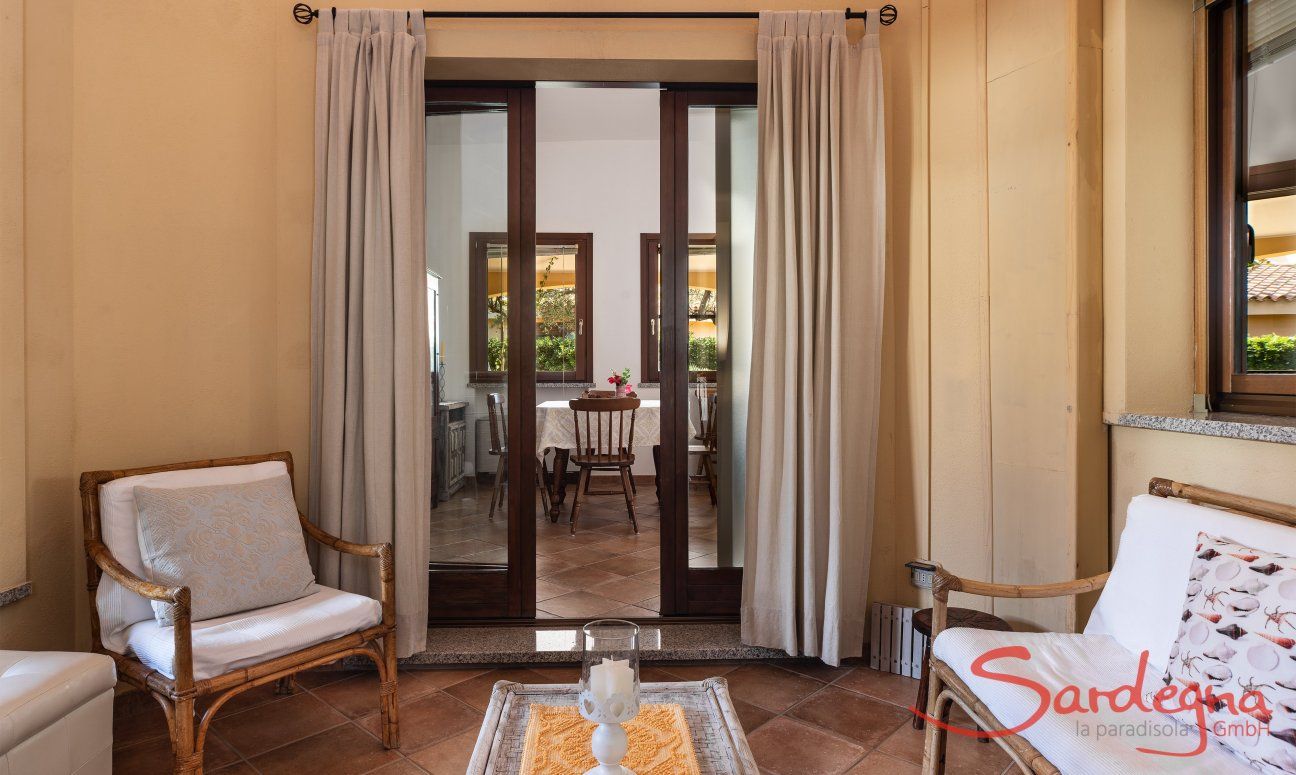 Villa Tiziana 11 | Der überdachte Innenhof wird mit gemütlichen Sofas zum weiteren Wohnzimmer Hausdarstellung