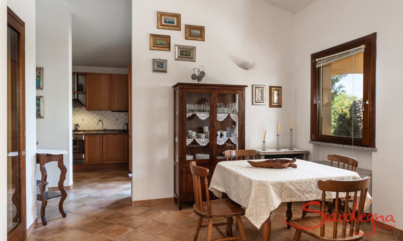 Villa Tiziana 11 | Der helle Essbereich befindet sich praktischer Weise gleich neben der Küche Hausdarstellung