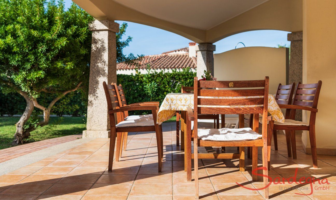 Villa Gioconda 21 | Terrasse mit Esstisch Aussenbereich mit Garten und Terrasse