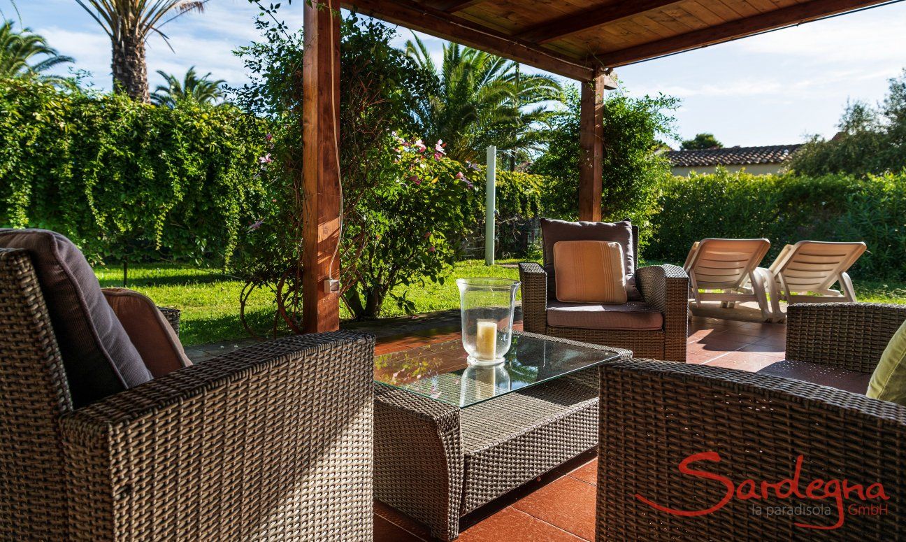 Villa Romana | Kunstrattansofa und Sonnenliegen auf der seitlichen Terrasse Außenbereich mit Garten und Terrasse