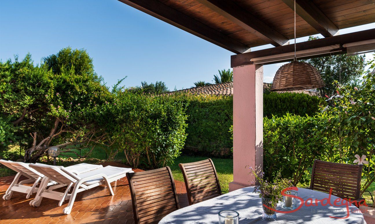 Villa Roberta | Der Blick geht in's Grüne Hausansicht, Garten und Terrasse