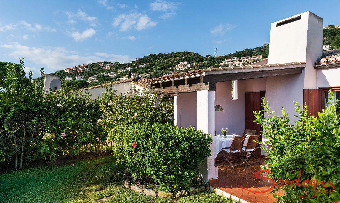 Villa Roberta | Gemütliche Terrasse und ein schön eingewachsener Garten Hausansicht, Garten und Terrasse