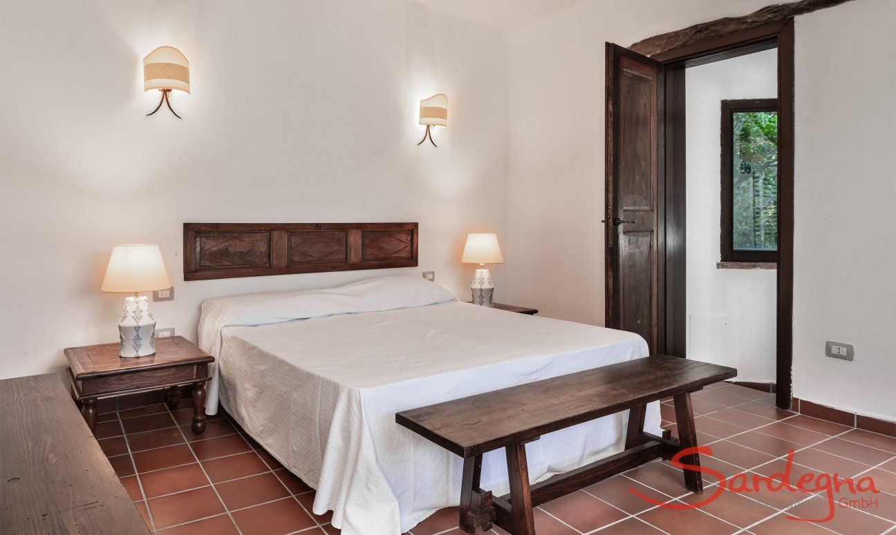 Schlafzimmer 5 mit Doppelbett und Ensuite Bad mit Dusche im UG